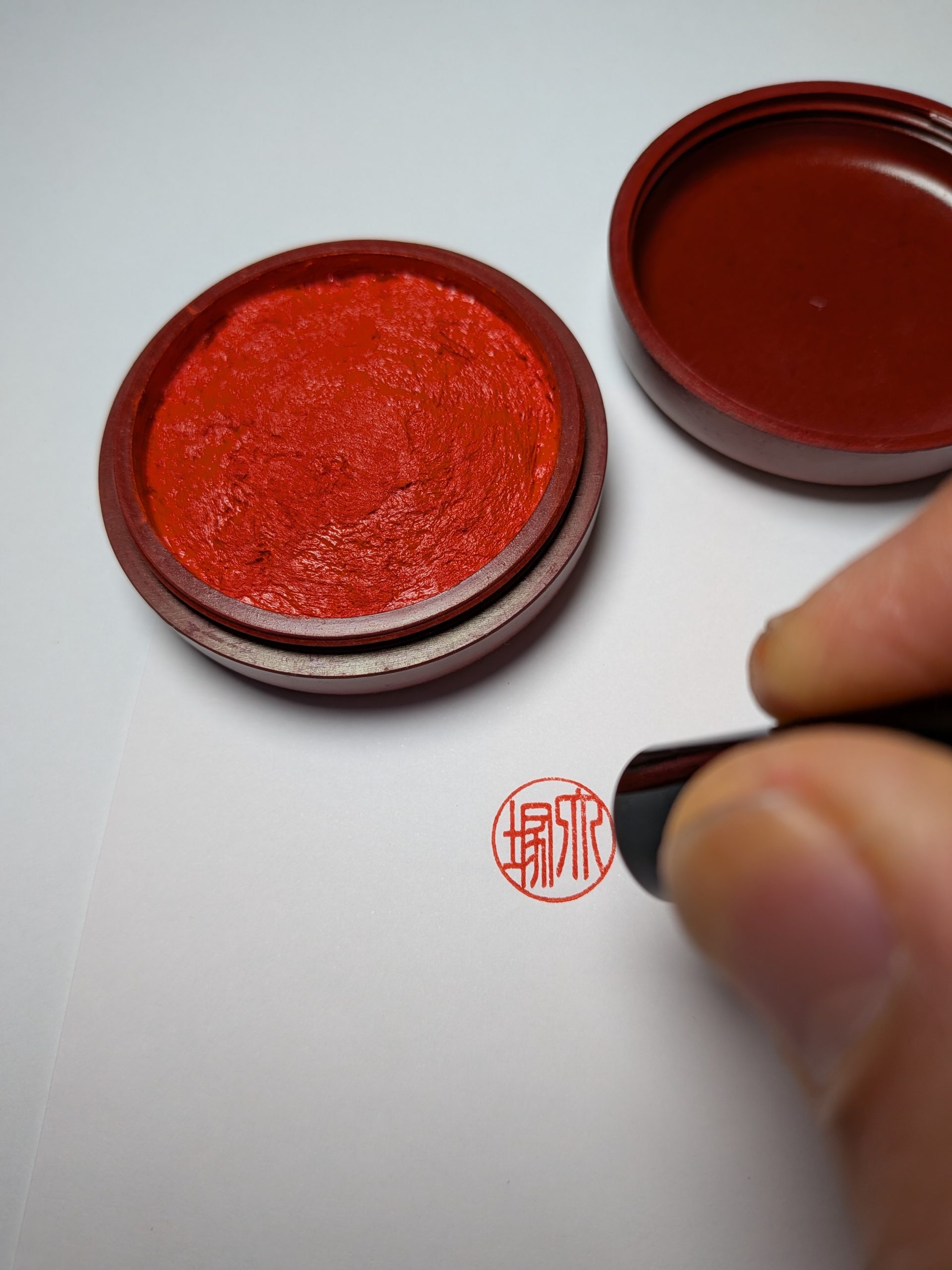 古く固くなって使えない朱肉を復活させます。